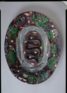 グラスヘビ、バトラシアン、魚（陶器）をレリーフで成形した大きな楕円形の皿 作： Bernard Palissy